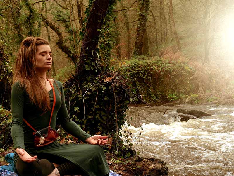 femme-riviere-foret-meditation